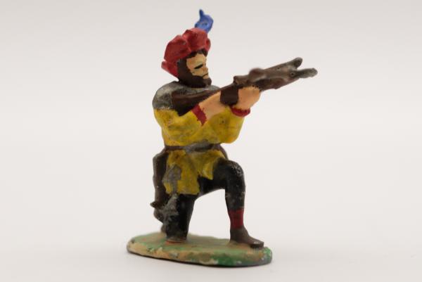 Landsknecht crossbowman kneeling with beret